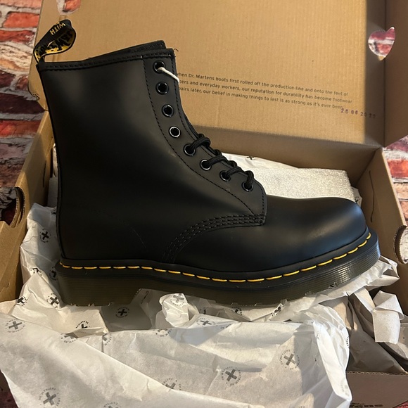 Dr. Martens Classic 1460 Women’s Smooth Leather Lace Up Boots Size 7 - Picture 2 of 8